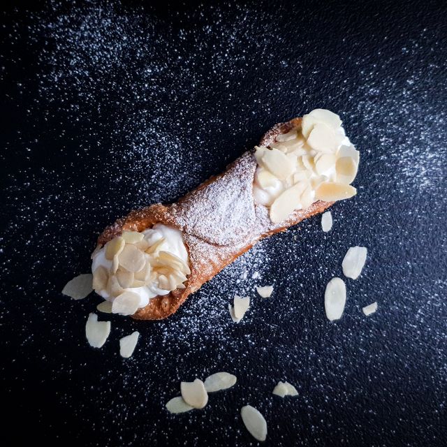 Holy Canoli cu fulgi de migdale