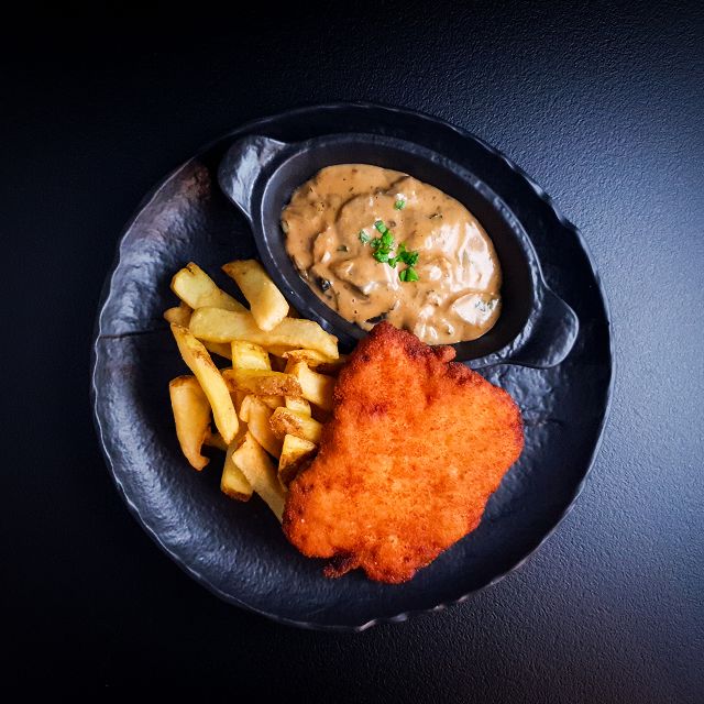 Meniu Schnitzel de pui cu sos de ciuperci